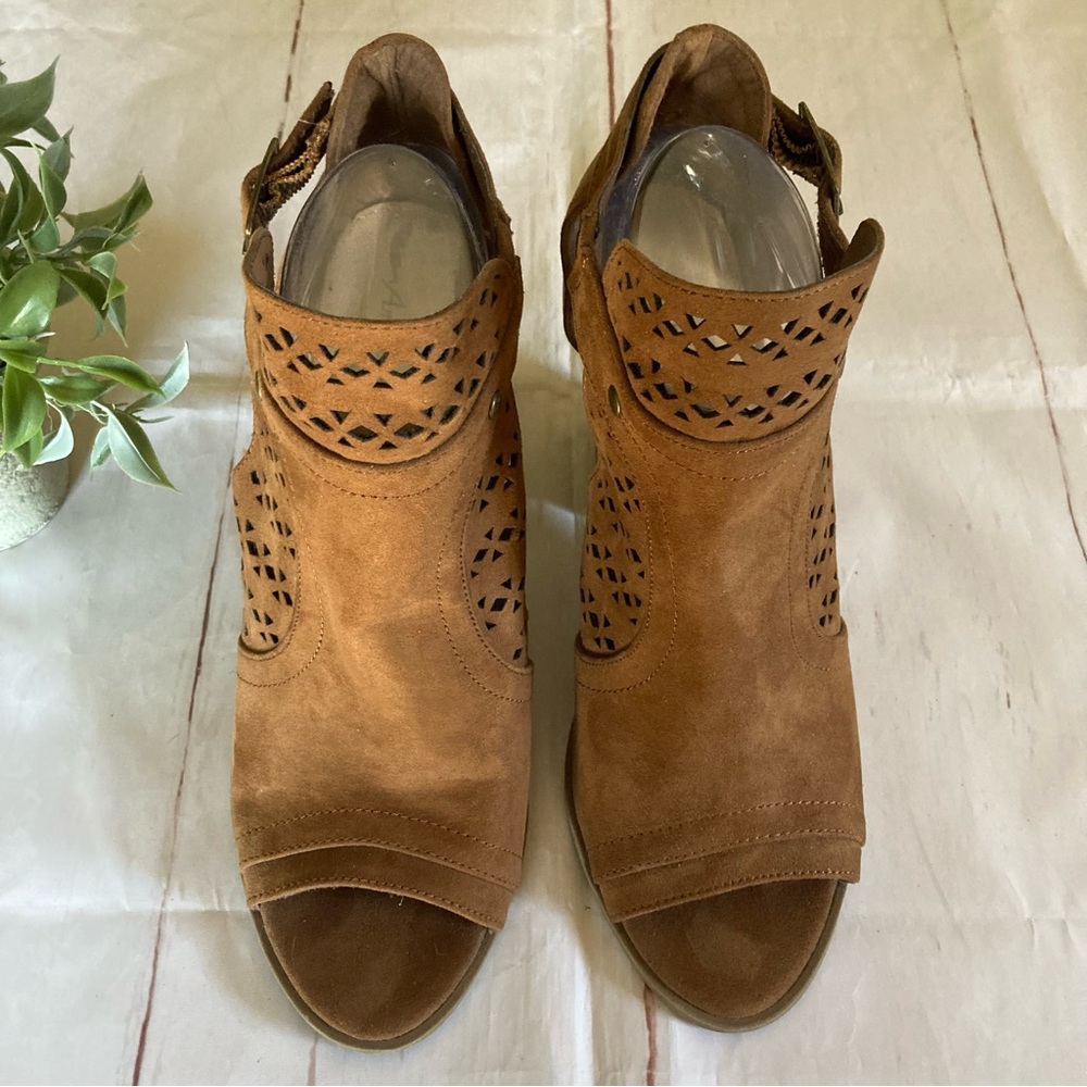 AMERICAN EAGLE • Camel Ankle Booties - Picture 9 of 12